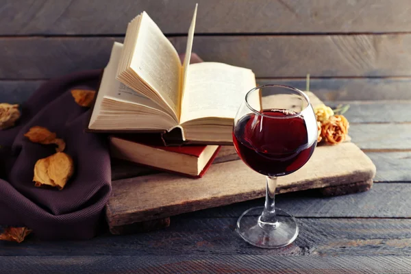 Glas Wein mit alten Büchern — Stockfoto