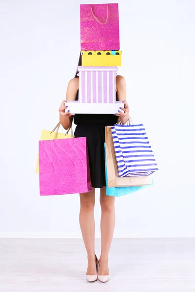 Femme avec sacs à provisions — Photo