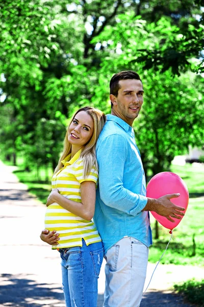 若い妊娠中の夫と — ストック写真