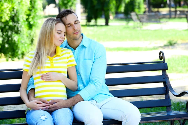 Donna incinta con marito — Foto Stock