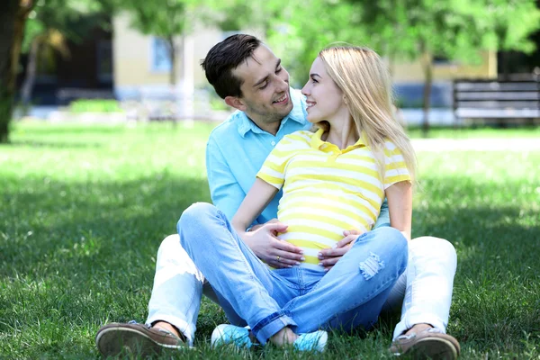 Junge schwangere Frau mit Ehemann — Stockfoto