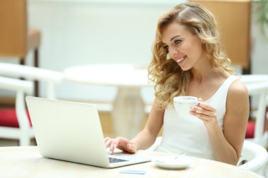 Dizüstü bilgisayarı olan genç kadın 