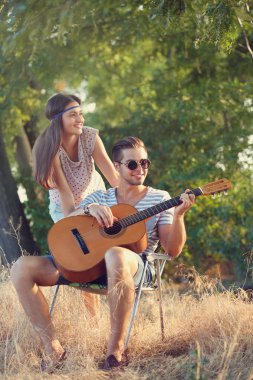Çekici çift gitar çalmak