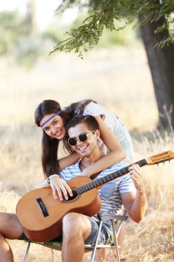 Çekici çift gitar çalmak