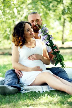 Adam bir buket çiçek verir