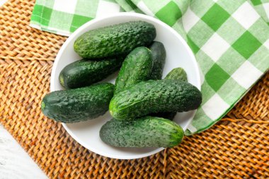 Masada taze salatalık var.