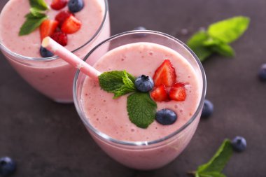 Çilek ile dekore edilmiş lezzetli yoğurt