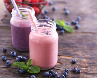 Çilek ile dekore edilmiş Berry yoğurt yaban mersini