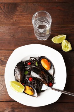 Pişmiş makarna, midye ve kireç