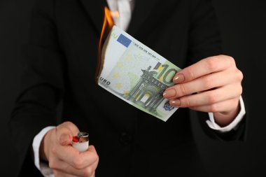 Kadın yanan Euro banknot  