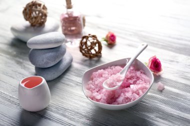 Çiçekler, tuz ve taş kompozisyonu