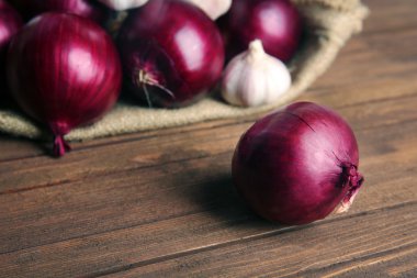 Kırmızı soğan ve sarımsak ile dağınık çanta