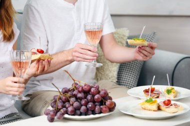 Arkadaşlar el ile gözlük