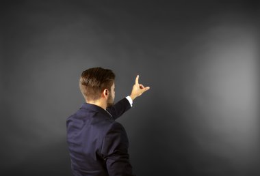 Beyaz genç adam arkadan görünüm    