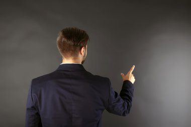 Beyaz genç adam arkadan görünüm    