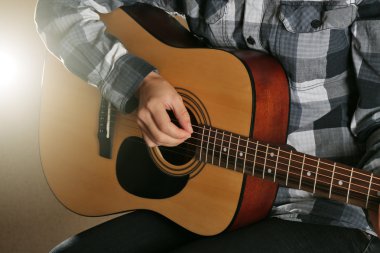 gitar çalan müzisyen