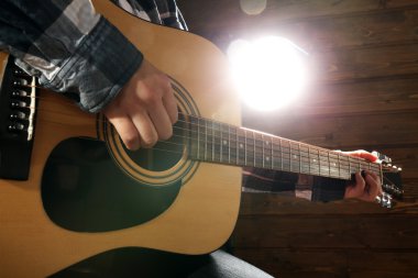 gitar çalan müzisyen