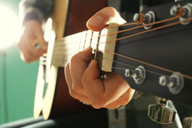 gitar çalan müzisyen