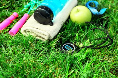 Spor malzemeleri çimenlerin üzerinde
