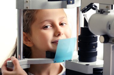 Kız ziyaret bir gözlükçü