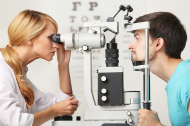 Kadın doktor incelenirken hasta