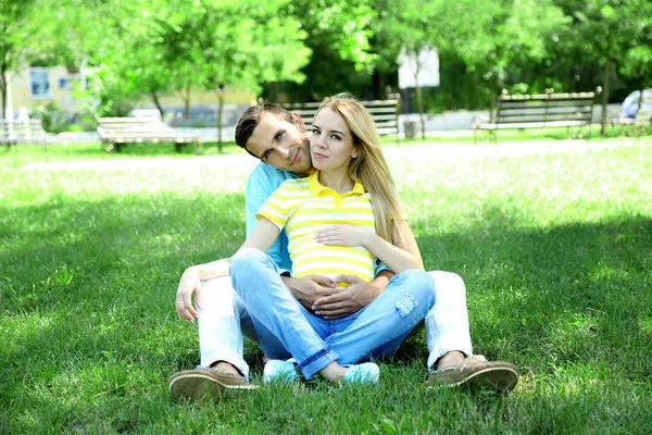Młoda kobieta w ciąży z mężem — Zdjęcie stockowe