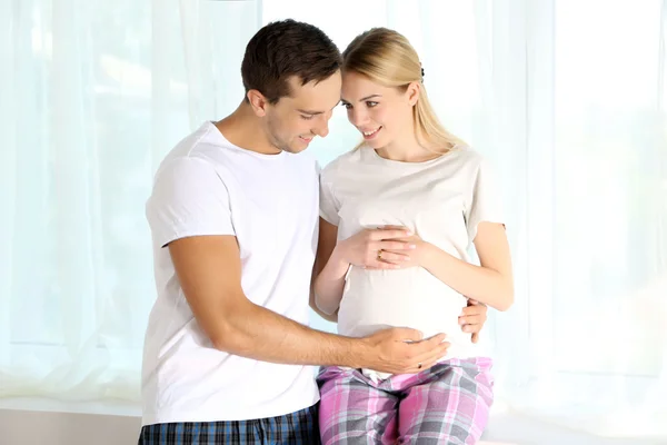 Zwangere vrouw met echtgenoot — Stockfoto