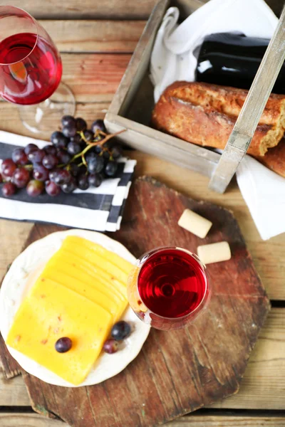 Nature morte de vin, raisin, fromage — Photo
