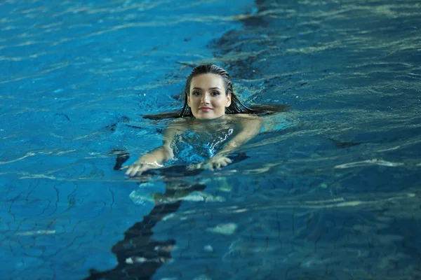 Mujer nadando en la piscina — Foto de Stock