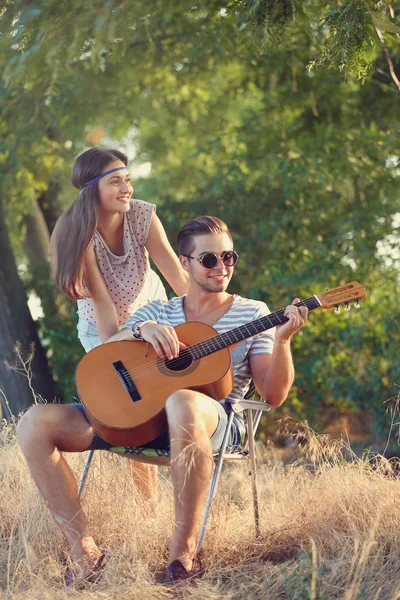 Aantrekkelijke paar spelen gitaar — Stockfoto