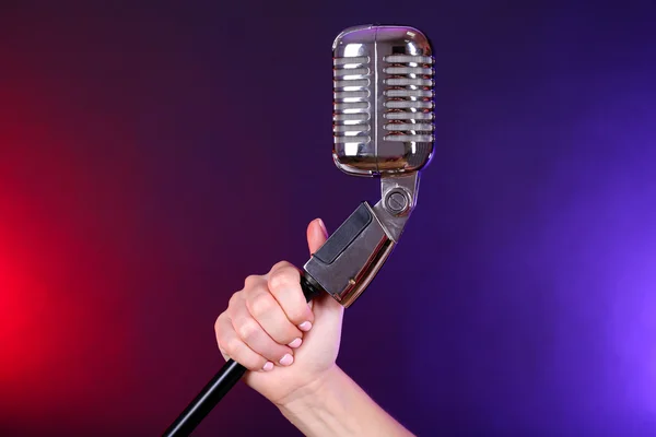 Mão segurando microfone retro — Fotografia de Stock