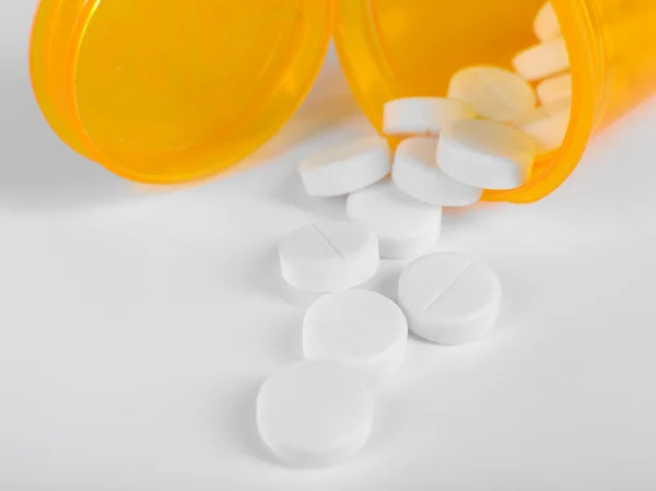 Drogas derramadas do frasco da pílula — Fotografia de Stock