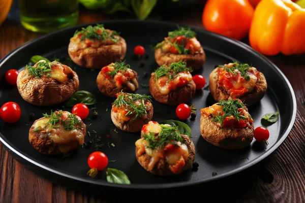 Deliciosos champiñones rellenos en la mesa, primer plano —  Fotos de Stock