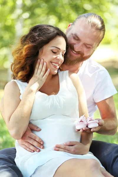 Mannen och hans vackra gravid fru — Stockfoto