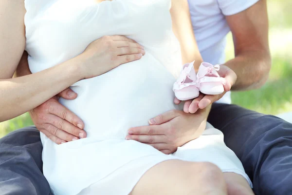 Man en zijn mooie zwangere vrouw — Stockfoto