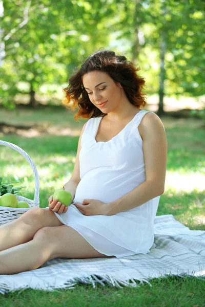 Vackra gravid kvinna — Stockfoto