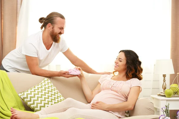 Man takes care about his pregnant woman — Stock Photo, Image
