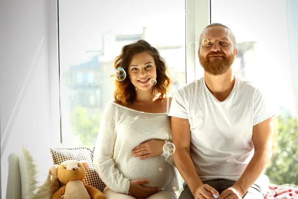 Gelukkig geliefde man en zwangere vrouw — Stockfoto