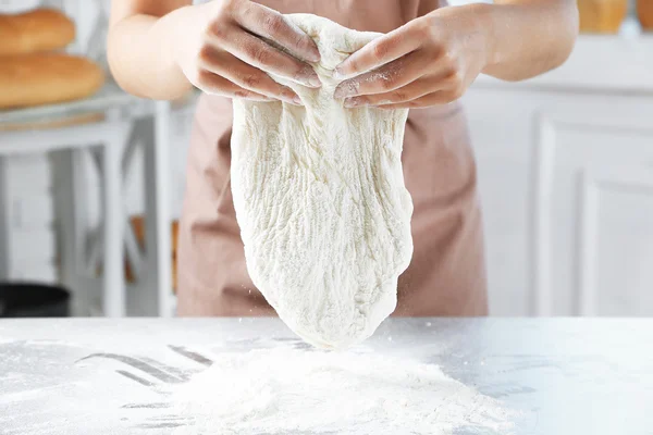 Fare la pasta da mani femminili — Foto Stock