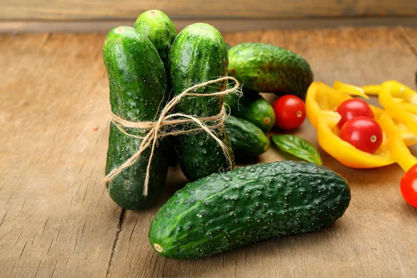 Sammansättningen av gurkor, tomater och paprika — Stockfoto