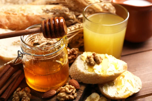 Healthy breakfast with bread, honey, nuts. — Stock Photo, Image