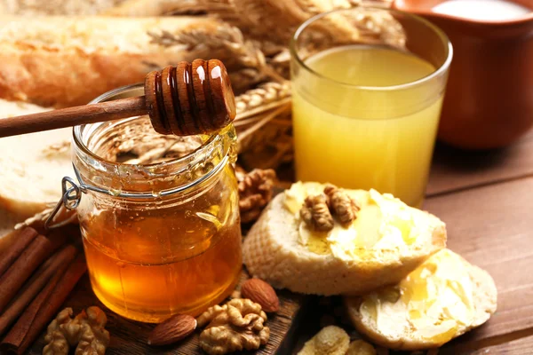 Gezond ontbijt met brood, honing, noten. — Stockfoto