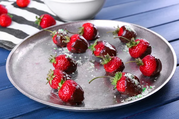 Een plaat van aardbeien in chocolade — Stockfoto