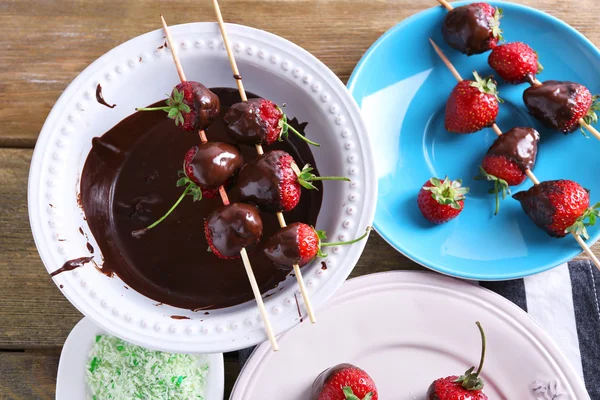 Serviert Tisch mit leckeren Erdbeeren — Stockfoto