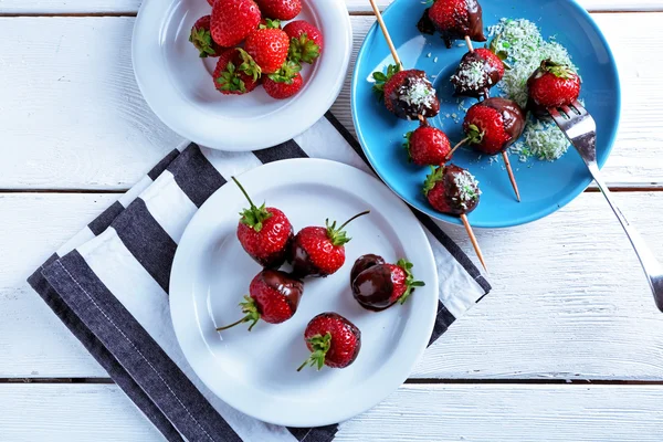 Tabel geserveerd met heerlijke aardbeien — Stockfoto