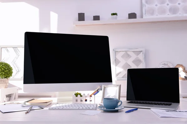 탁자 위에 있는 컴퓨터와 노트북 — 스톡 사진