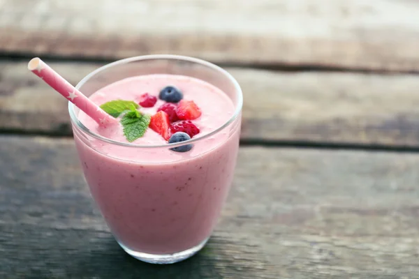 Frischer Erdbeerjoghurt mit Beeren — Stockfoto