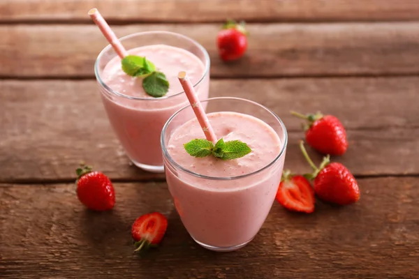 Frischer Erdbeerjoghurt mit Beeren — Stockfoto