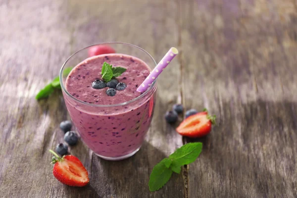 Färska blåbär yoghurt med mynta och bär — Stockfoto