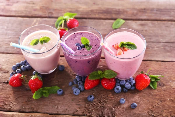 Mirtillo saporito, yogurt alla fragola e al latte — Foto Stock